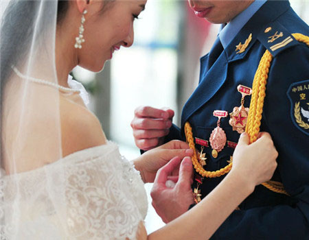 郑州律师事务所律师在线解答军人结婚要去哪里申请，婚姻法里军婚规定都有哪些呢