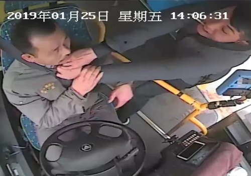 郑州咨询在线律师：什么仇什么怨?小伙叼着烟冲上公车拖拽司机，判了!
