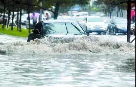 郑州律师在线为你解答：天降暴雨，爱车被雨水泡坏能理赔吗?